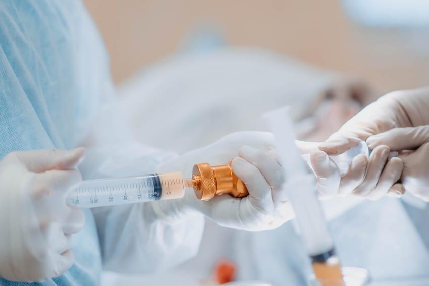 Zvětšení prsou lipofillingem pomocí injekční stříkačky
